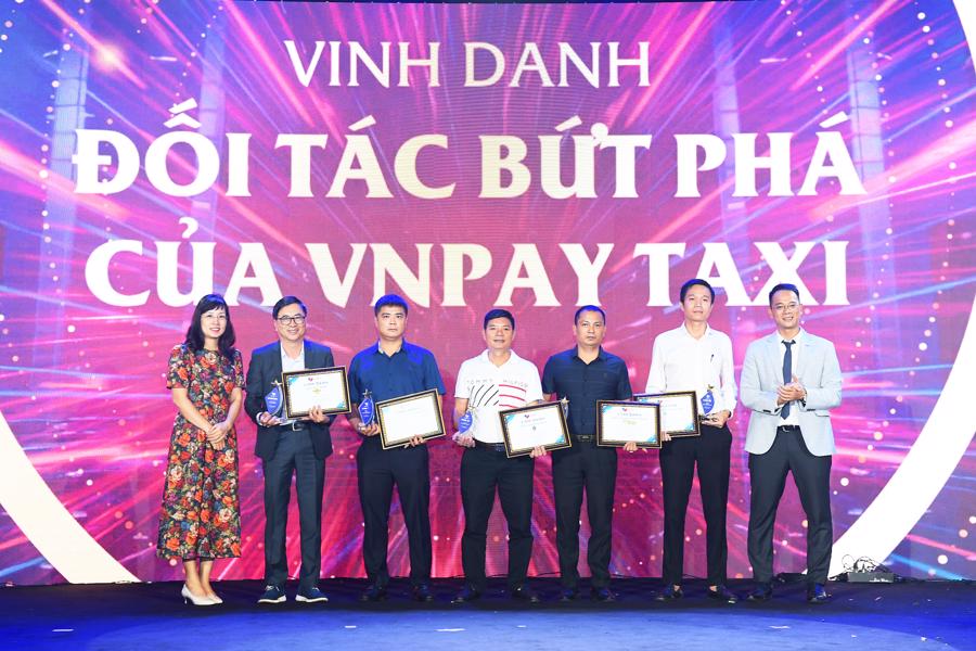 Hơn 200 h&atilde;ng taxi Việt quy tụ tại hội nghị gặp gỡ đối t&aacute;c của VNPAY Taxi.