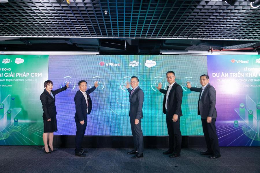 Đại diện l&atilde;nh đạo VPBank, FPT IS v&agrave; Salesforce c&ugrave;ng ấn n&uacute;t khởi động triển khai giải ph&aacute;p CRM cho VPBank.