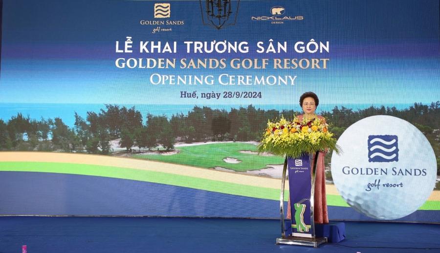 Bà Nguyễn Thị Nga, Chủ tịch Tập đoàn BRG phát biểu tại lễ khai trương sân gôn Golden Sands Golf Resort.