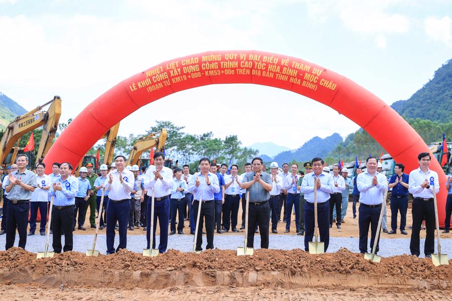 Thủ tướng Phạm Minh Ch&iacute;nh dự lễ khởi c&ocirc;ng tuyến cao tốc Ho&agrave; B&igrave;nh - Mộc Ch&acirc;u (đoạn từ Km19 đến Km53 tr&ecirc;n địa b&agrave;n tỉnh H&ograve;a B&igrave;nh) - Ảnh: VGP