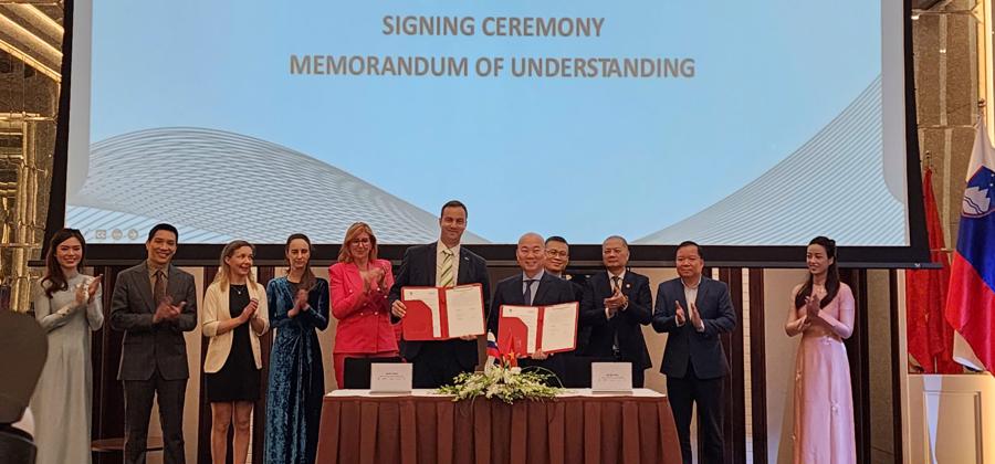 Representatives of the Vietnam Trade Promotion Agency (Vietrade) and the SPIRIT Slovenia Business Development Agency at the signing ceremony of their Memorandum of Understanding (MoU) on cooperation. (Source: Viet An)