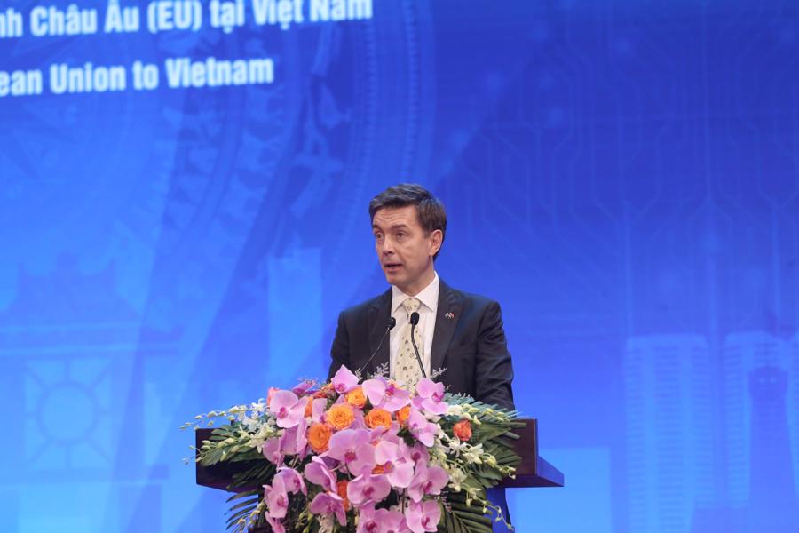 &Ocirc;ng Julien Guerrier, Đại sứ, Trưởng Ph&aacute;i đo&agrave;n Li&ecirc;n minh Ch&acirc;u &Acirc;u (EU) tại Việt Nam.