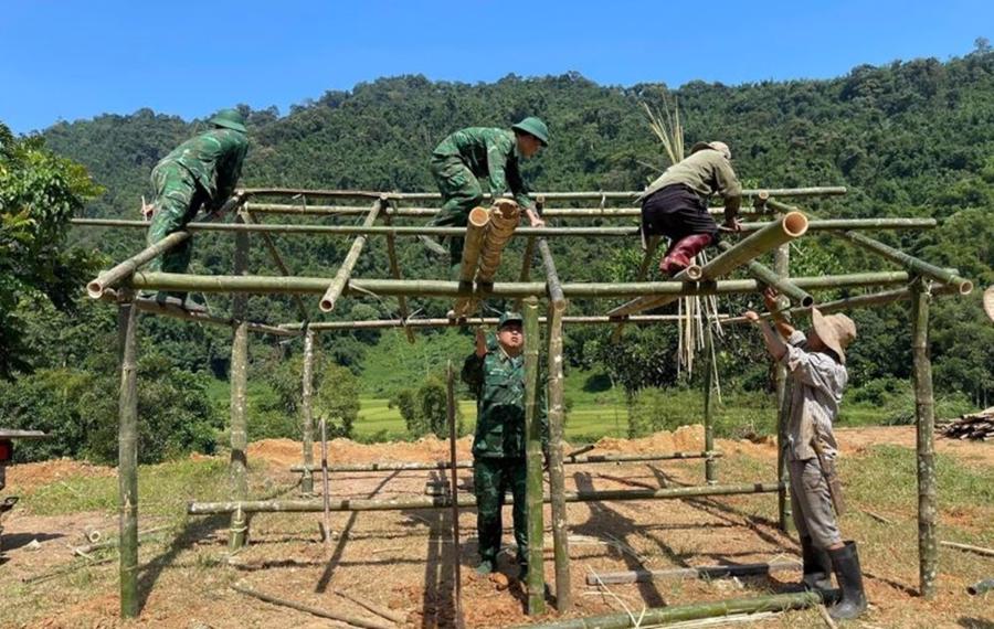 Lực lượng chức năng dựng nh&agrave; tạm cho người d&acirc;n bản Cha Kh&oacute;t