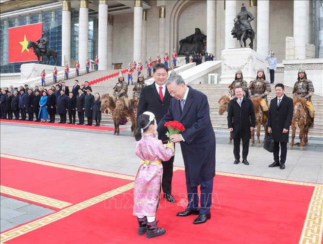 Thiếu nhi thủ đ&ocirc; Ulaanbaatar tặng hoa, ch&agrave;o mừng Tổng B&iacute; thư, Chủ tịch nước T&ocirc; L&acirc;m thăm cấp Nh&agrave; nước tới M&ocirc;ng Cổ - Ảnh: TTXVN