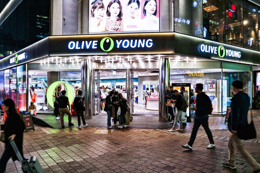 CJ Olive Young mới đ&acirc;y đ&atilde; mở cửa h&agrave;ng pop-up l&agrave;m đẹp d&agrave;nh cho nam giới.