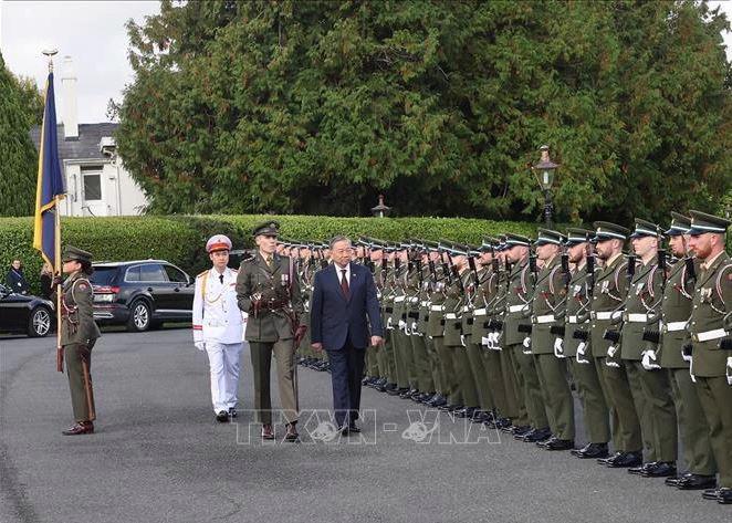 Party General Secretary and State President To Lam inspects the guard of honour at the welcome ceremony. (Photo: VNA)