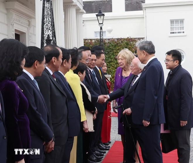 Tổng B&iacute; thư, Chủ tịch nước T&ocirc; L&acirc;m giới thiệu với Tổng thống Ireland Michael D. Higgins v&agrave; Phu nh&acirc;n c&aacute;c th&agrave;nh vi&ecirc;n Đo&agrave;n cấp cao Việt Nam - Ảnh: TTXVN