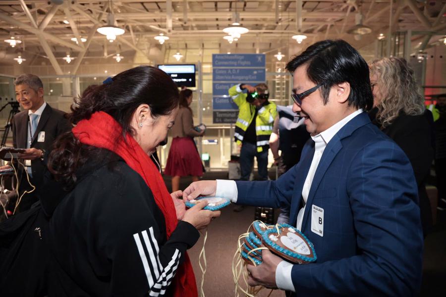 Vietnam Airlines tặng qu&agrave; lưu niệm cho h&agrave;nh kh&aacute;ch.