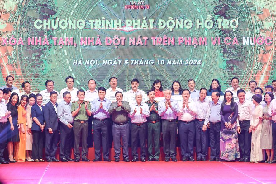 Thủ tướng k&ecirc;u gọi cả hệ thống ch&iacute;nh trị, đồng b&agrave;o, đồng ch&iacute;, cộng đồng doanh nghiệp cả nước tiếp tục chung tay, chung sức, đồng l&ograve;ng, tăng tốc, bứt ph&aacute; hơn nữa để nhanh ch&oacute;ng ho&agrave;n th&agrave;nh mục ti&ecirc;u x&oacute;a hết nh&agrave; tạm, nh&agrave; dột n&aacute;t cho đồng b&agrave;o. Ảnh: VGP