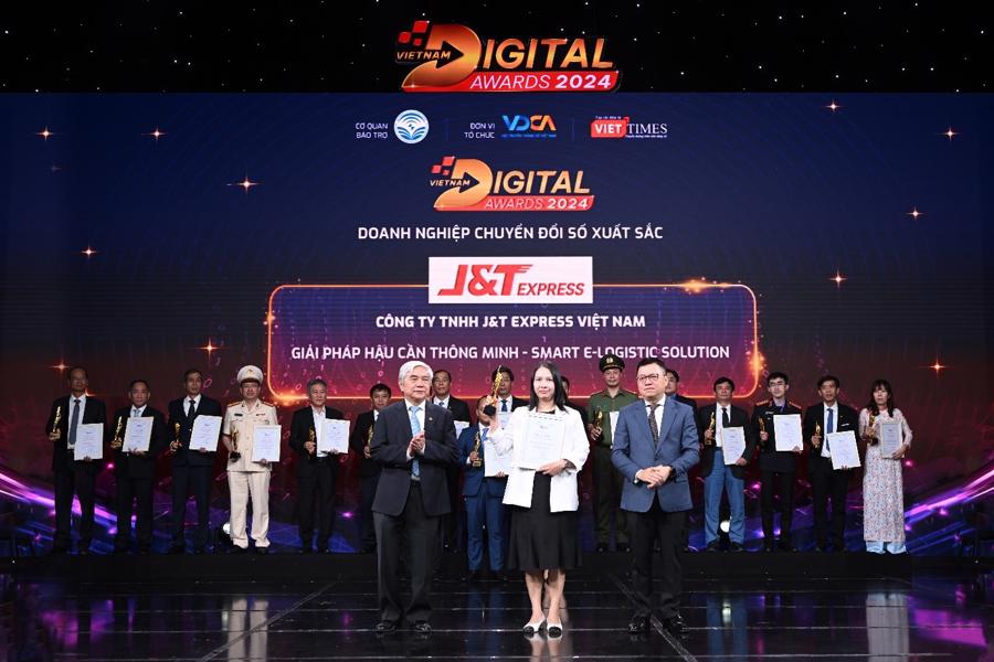 Đại diện J&amp;T Express nhận cup vinh danh tại &ldquo;Vietnam Digital Awards 2024&rdquo;.