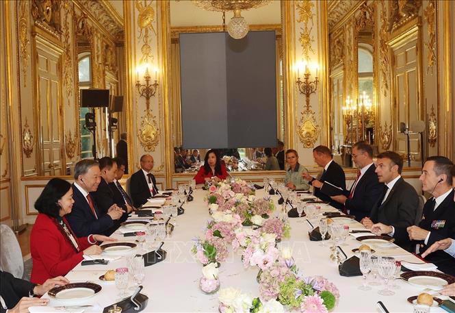 The talks between Party General Secretary and State President To Lam and President&nbsp;Emmanuel Macron in Paris on October 7 (Photo: VNA)