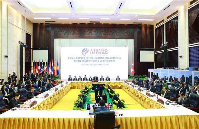 At the ASEAN - Canada Special Summit on Enhancing ASEAN Connectivity and Resilience in Vientiane on October 10. (Photo: VNA)