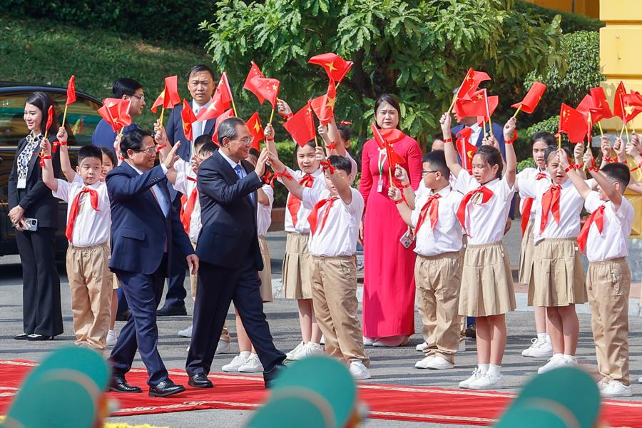 Thủ tướng Phạm Minh Chính chủ trì Lễ đón chính thức Thủ tướng Trung Quốc Lý Cường - Ảnh 1