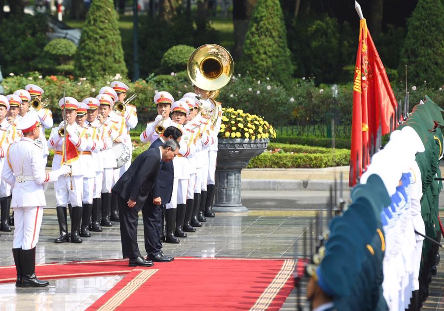 Trong kh&ocirc;ng kh&iacute; trang nghi&ecirc;m, Thủ tướng Việt Nam v&agrave; Thủ tướng Trung Quốc c&ugrave;ng bước tới ch&agrave;o Quốc kỳ hai nước - Ảnh: VGP/Nhật Bắc.