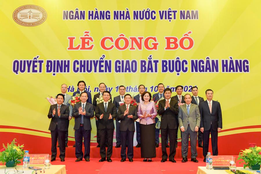 L&atilde;nh đạo Ch&iacute;nh phủ, Ng&acirc;n h&agrave;ng Nh&agrave; nước, Bộ Th&ocirc;ng tin v&agrave; Truyền th&ocirc;ng c&ugrave;ng đại diện c&aacute;c ng&acirc;n h&agrave;ng nhận chuyển giao tại sự kiện chiều ng&agrave;y 17/10/2024.