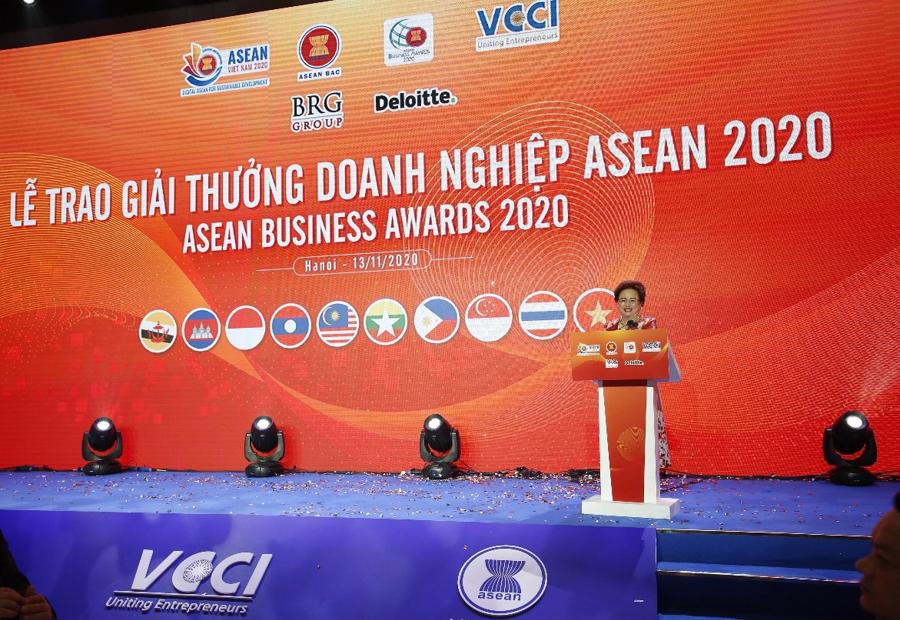 B&agrave; Nguyễn Thị Nga ph&aacute;t biểu với vai tr&ograve; Chủ tịch Giải thưởng Doanh nghiệp ASEAN (ABA) năm 2020.