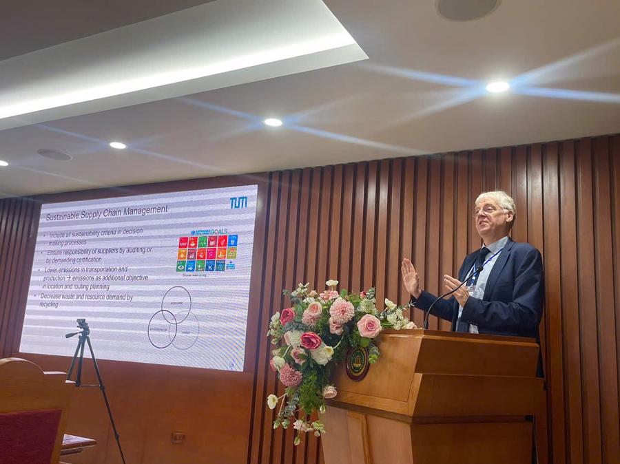 Experts at the&nbsp;the third Vietnam Symposium in Supply Chain Management (VSSCM-2024), held&nbsp; on October 21.