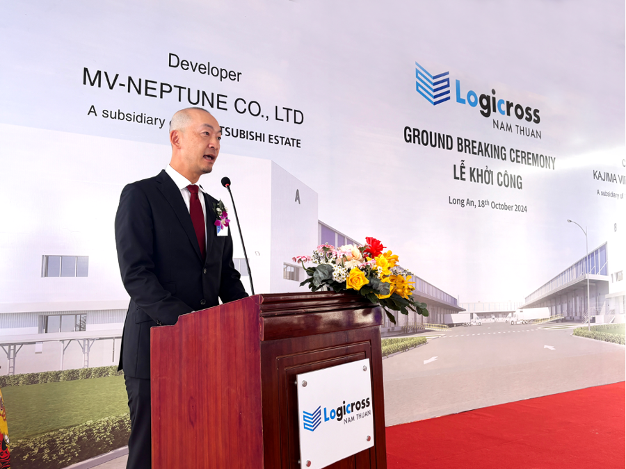 Mr. Takashi Kagamoto, General Director of Mitsubishi Estate Vietnam, delivers a speech at the breaking ground ceremony.