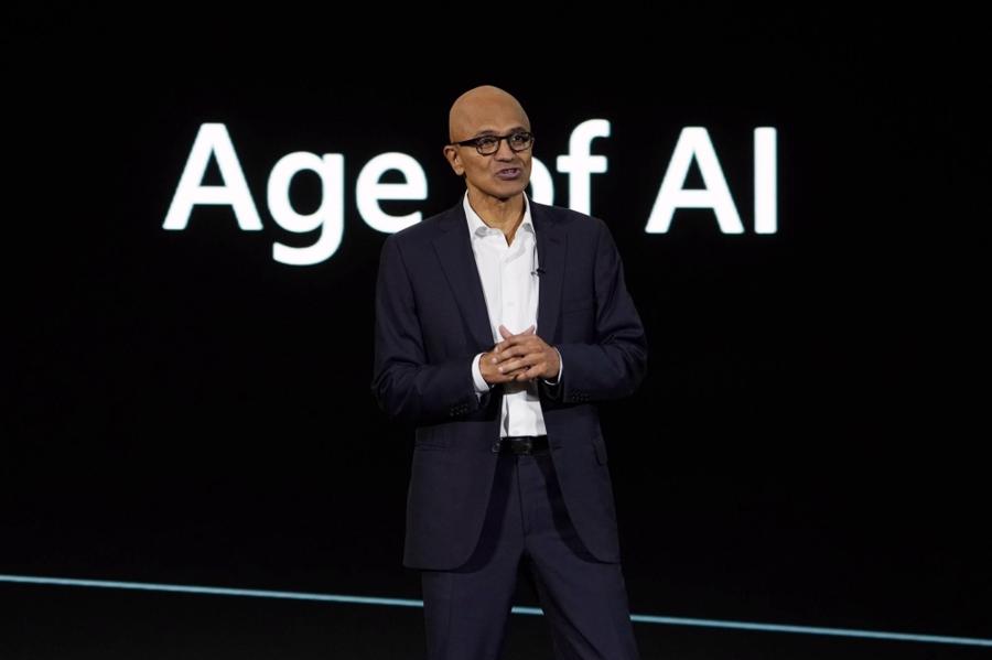 CEO Microsoft Satya Nadella ph&aacute;t biểu tại sự kiện của c&ocirc;ng ty về c&ocirc;ng nghệ tr&iacute; tuệ nh&acirc;n tạo ở Jakarta (Indonesia) v&agrave;o ng&agrave;y 30/4/2024.