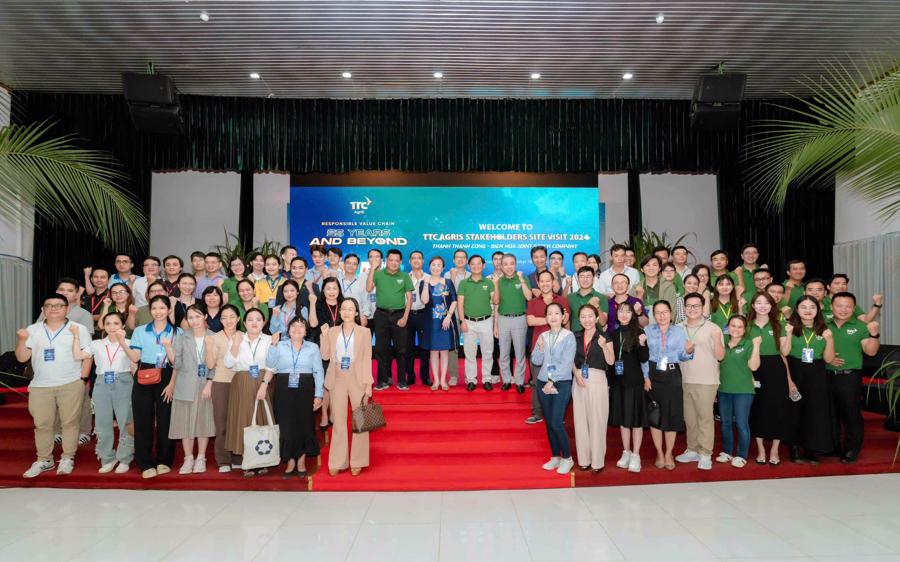 Chủ tịch TTC AgriS Đặng Huỳnh Ức My v&agrave; c&aacute;c đối t&aacute;c đầu tư tại chương tr&igrave;nh TTC AgriS Stakeholders Site Visit 2024.