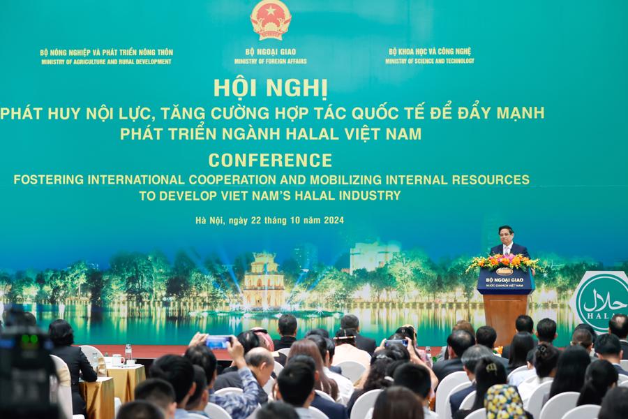 Thủ tướng Phạm Minh Ch&iacute;nh ph&aacute;t biểu tại hội nghị "Ph&aacute;t huy nội lực, tăng cường hợp t&aacute;c quốc tế để đẩy mạnh ph&aacute;t triển ng&agrave;nh Halal Việt Nam".