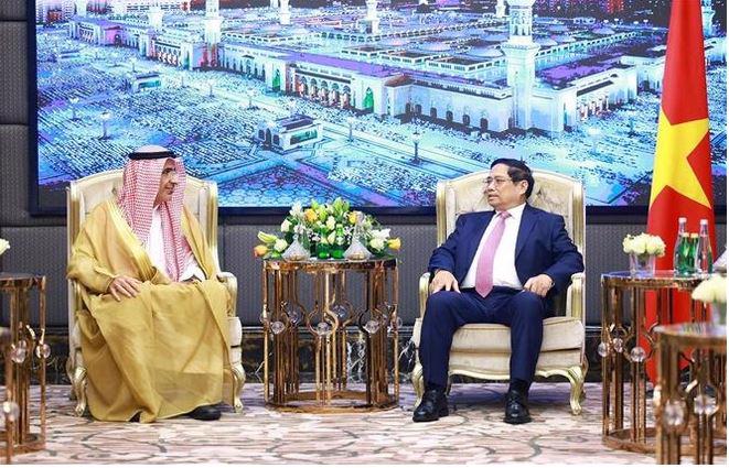 Prime Minister Pham Minh Chinh (R) meets with CEO of the Saudi Agricultural and Livestock Investment Company (SALIC) Sulaiman bin Abdulrahman AlRumaih. (Photo: VNA)