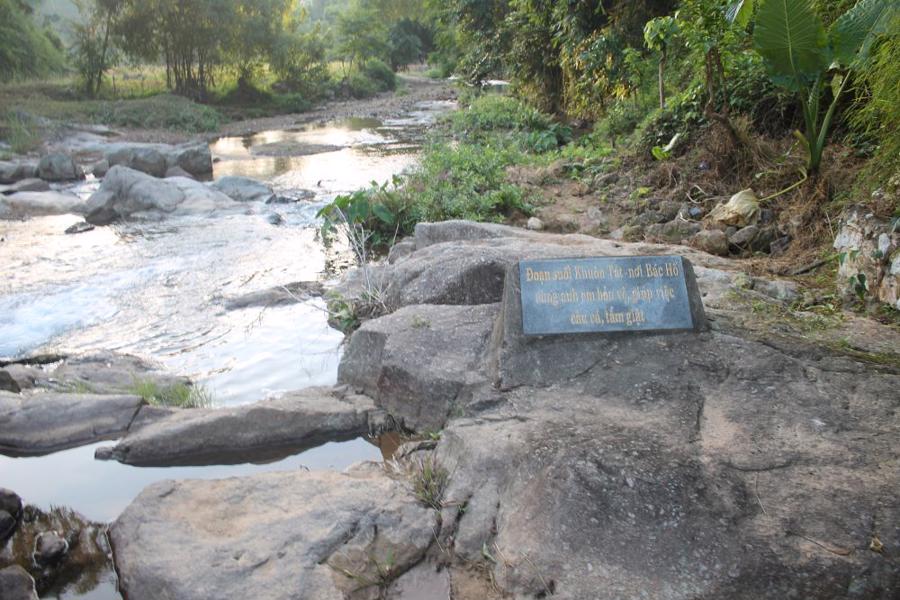 Suối Khu&ocirc;n T&aacute;t - nơi Chủ tịch Hồ Ch&iacute; Minh tắm giặt trong những năm th&aacute;ng ở An To&agrave;n Khu Định Ho&aacute;. Ảnh CK