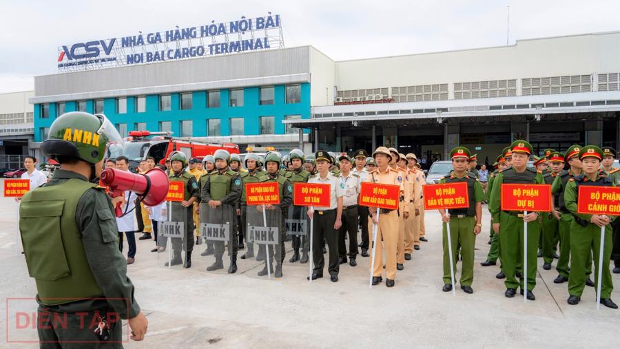 Diễn tập mang mật danh KN-07 với t&igrave;nh huống &ldquo;bắt giữ con tin tại nh&agrave; ga h&agrave;nh kh&aacute;ch Cảng H&agrave;ng kh&ocirc;ng Quốc tế Nội B&agrave;i." Ảnh: B&aacute;o giao th&ocirc;ng