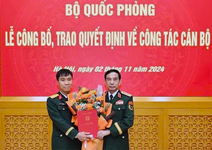 Đại tướng Phan Văn Giang, Ủy vi&ecirc;n Bộ Ch&iacute;nh trị, Ph&oacute; b&iacute; thư Qu&acirc;n ủy Trung ương, Bộ trưởng Bộ Quốc ph&ograve;ng trao quyết định cho Trung t&aacute; Nguyễn Anh Đạt.