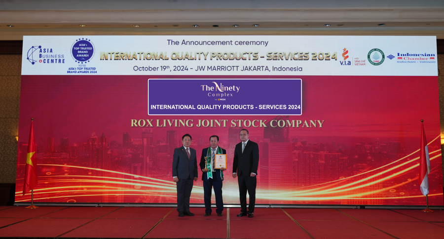 Đại diện ROX Living nhận giải thưởng tại Lễ công bố Asia's Top Trusted Brand Awards 2024.