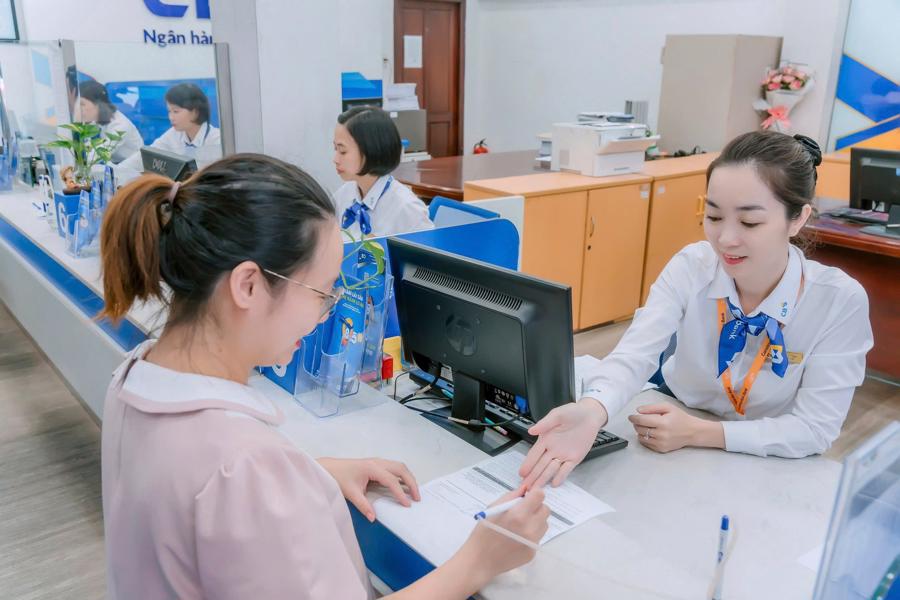 Kh&aacute;ch h&agrave;ng phấn khởi, ch&uacute;c mừng CB sau gần 10 năm vượt kh&oacute; đ&atilde; được "về" Vietcombank.