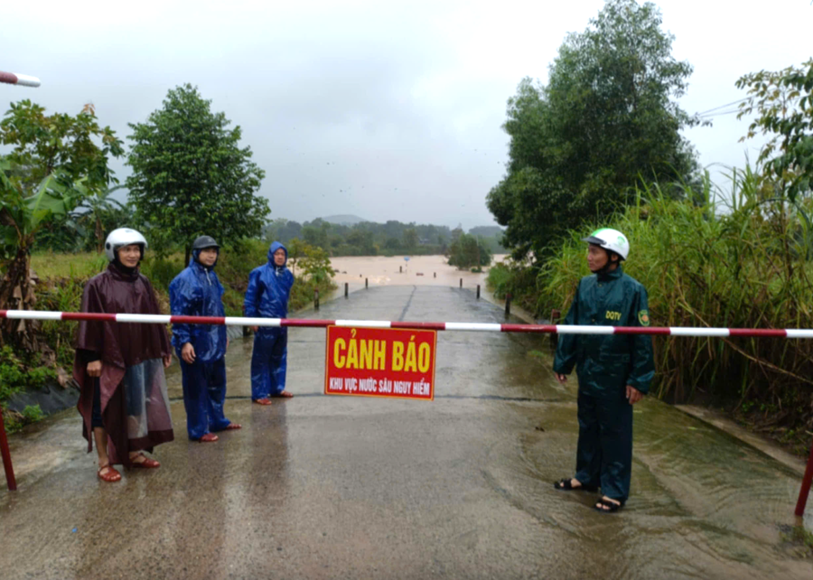 Để đảm bảo an to&agrave;n, ch&iacute;nh quyền x&atilde; Kỳ Sơn tiến h&agrave;nh l&agrave;m r&agrave;o chắn, cử lực lượng kh&ocirc;ng cho người d&acirc;n qua lại