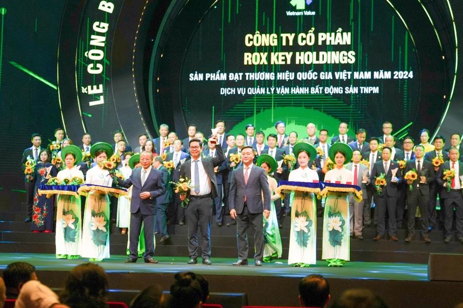 Đại diện ROX Key nhận chứng nhận sản phẩm đạt &ldquo;Thương hiệu Quốc gia 2024&rdquo;.