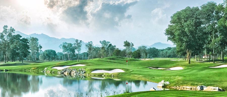 Khung cảnh đẹp như tranh vẽ tại s&acirc;n g&ocirc;n Kings Island Golf Resort.