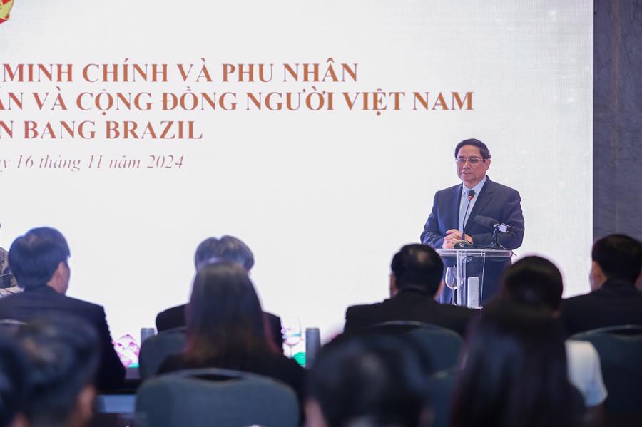 Thủ tướng Phạm Minh Ch&iacute;nh: "Th&uacute;c đẩy h&igrave;nh th&agrave;nh Hội Người Việt Nam tại Brazil, x&acirc;y dựng cộng đồng người Việt tại Brazil đo&agrave;n kết, ph&aacute;t triển, lu&ocirc;n hướng về qu&ecirc; hương, đất nước". Ảnh: VGP.