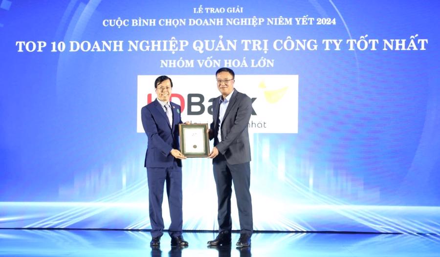 Ông Bùi Hoàng Hải - Phó Chủ tịch Ủy ban Chứng khoán Nhà nước trao tặng giải Top 10 Doanh nghiệp có thực hành Quản trị Công ty Tốt nhất cho HDBank.