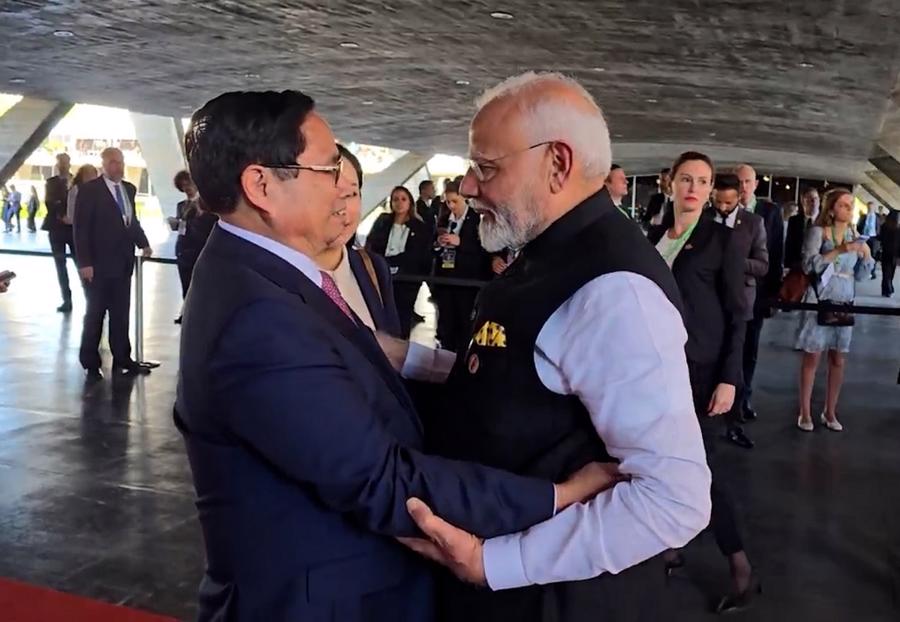 Thủ tướng Phạm Minh Ch&iacute;nh gặp&nbsp;Thủ tướng Ấn Độ Narendra Modi. Ảnh: VGP.