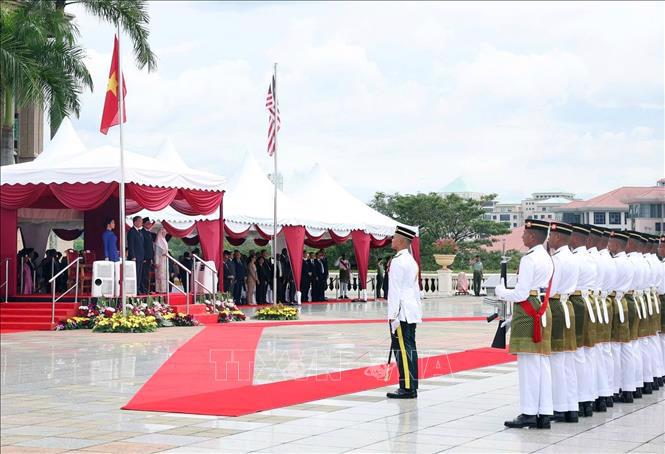 Lễ đ&oacute;n Tổng B&iacute; thư T&ocirc; L&acirc;m v&agrave; Phu nh&acirc;n được tổ chức trọng thể tại Phủ Thủ tướng ở Thủ đ&ocirc; h&agrave;nh ch&iacute;nh Putrajaya, Malaysia - Ảnh: TTXVN