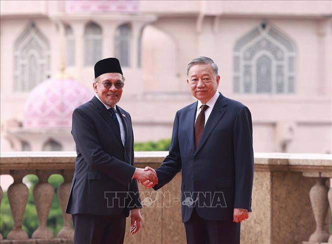 Tổng B&iacute; thư T&ocirc; L&acirc;m v&agrave; Thủ tướng Malaysia Anwar Ibrahim chụp ảnh chung - Ảnh: TTXVN