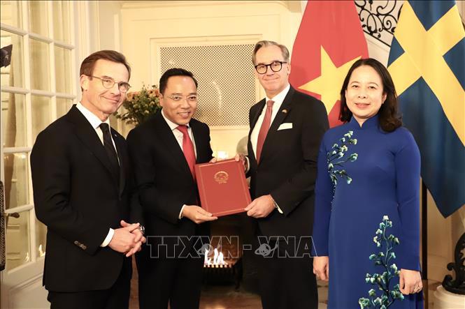 Ph&oacute; Chủ tịch nước V&otilde; Thị &Aacute;nh Xu&acirc;n v&agrave; Thủ tướng Vương quốc Thụy Điển Ulf Kristersson chứng kiến lễ trao bản ghi nhớ hợp t&aacute;c. Ảnh: TTXVN.