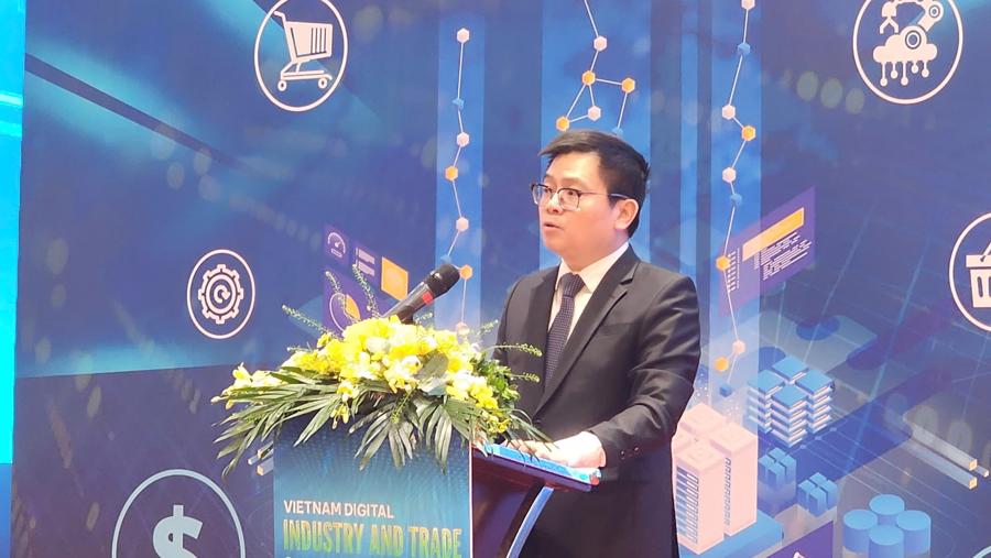 Deputy Minister of Industry and Trade Truong Thanh Hoai delivering his address at the summit on November 21. (Photo: Viet An)