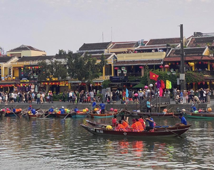 S&ocirc;ng Ho&agrave;i(Hội An) điểm du lịch hấp dẫn thu h&uacute;t kh&aacute;ch trong nước v&agrave; quốc tế.