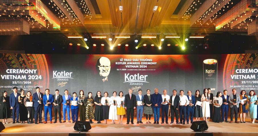 Kotler Awards 2024 t&ocirc;n vinh c&aacute;c Nh&agrave; tiếp thị kinh doanh, Chuy&ecirc;n gia Marketing, Nh&agrave; quản trị chiến lược v&agrave; Doanh nghiệp xuất sắc với những th&agrave;nh tựu vượt trội, đ&oacute;ng g&oacute;p cho sự ph&aacute;t triển bền vững v&agrave; n&acirc;ng tầm thương hiệu quốc gia Việt Nam.