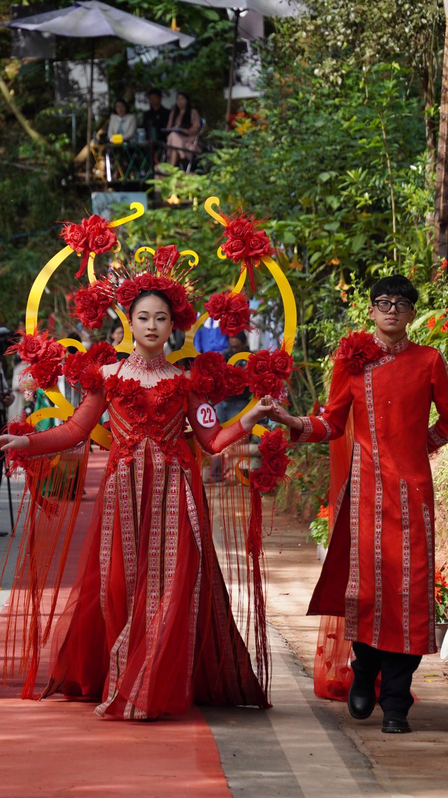 Hội thi thời trang hoa chào mừng Festival Hoa Đà Lạt - Ảnh 11