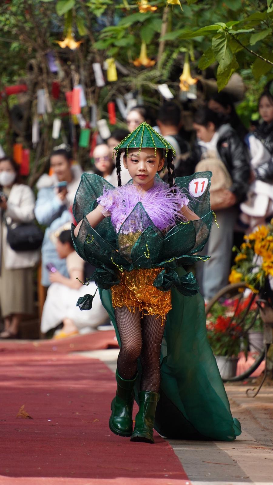 Hội thi thời trang hoa chào mừng Festival Hoa Đà Lạt - Ảnh 10