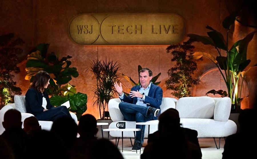 Matt Garman, CEO của Amazon Web Services, ph&aacute;t biểu tại hội nghị WSJ Tech Live