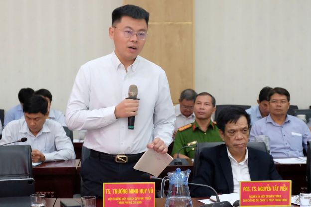 TS. Trương Minh Huy Vũ, Viện trưởng Viện nghi&ecirc;n cứu ph&aacute;t triển TP.HCM: "Chỉ số GRDP của TP.HCM hiện nay n&ecirc;n đạt con số n&agrave;o để đạt chuẩn của c&aacute;c nước ph&aacute;t triển, trong khi th&agrave;nh phố phấn đấu GRDP b&igrave;nh qu&acirc;n đầu người đến năm 2030 l&agrave; 13.000 USD" - Ảnh: PB.