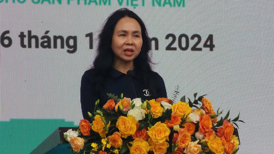 Ms. Le Hoang Oanh, Director of MoIT&rsquo;s Department of E-commerce and Digital Economy, speaking at the opening ceremony of&nbsp; the&nbsp;2024 E-commerce Connection and Development Forum. (Photo: Viet An)