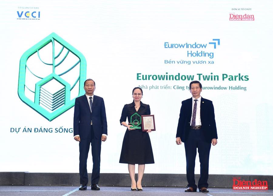 Bà Lại Ngọc Dung - Giám đốc Marketing và Truyền thông, đại diện Công ty Cổ phần Eurowindow Holding nhận kỷ niệm chương, chứng nhận KĐT Eurowindow Twin Parks là “Dự án đáng sống năm 2024”.