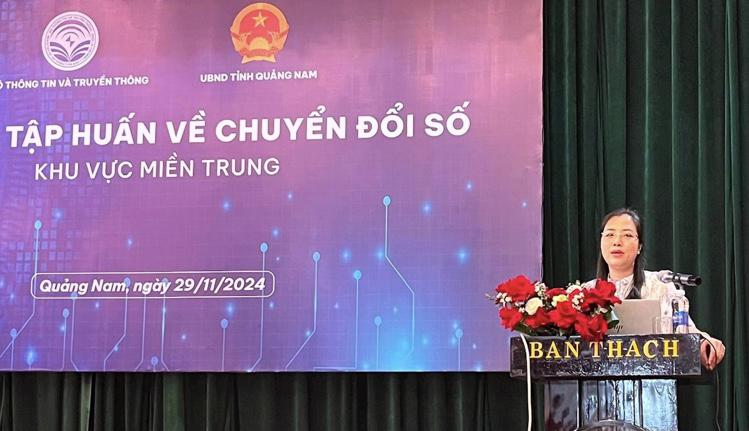 B&agrave; Trần Thị Quốc Hiền, ph&oacute; cục trưởng Cục Chuyển đổi số quốc gia ph&aacute;t biểu tại Hội nghị.